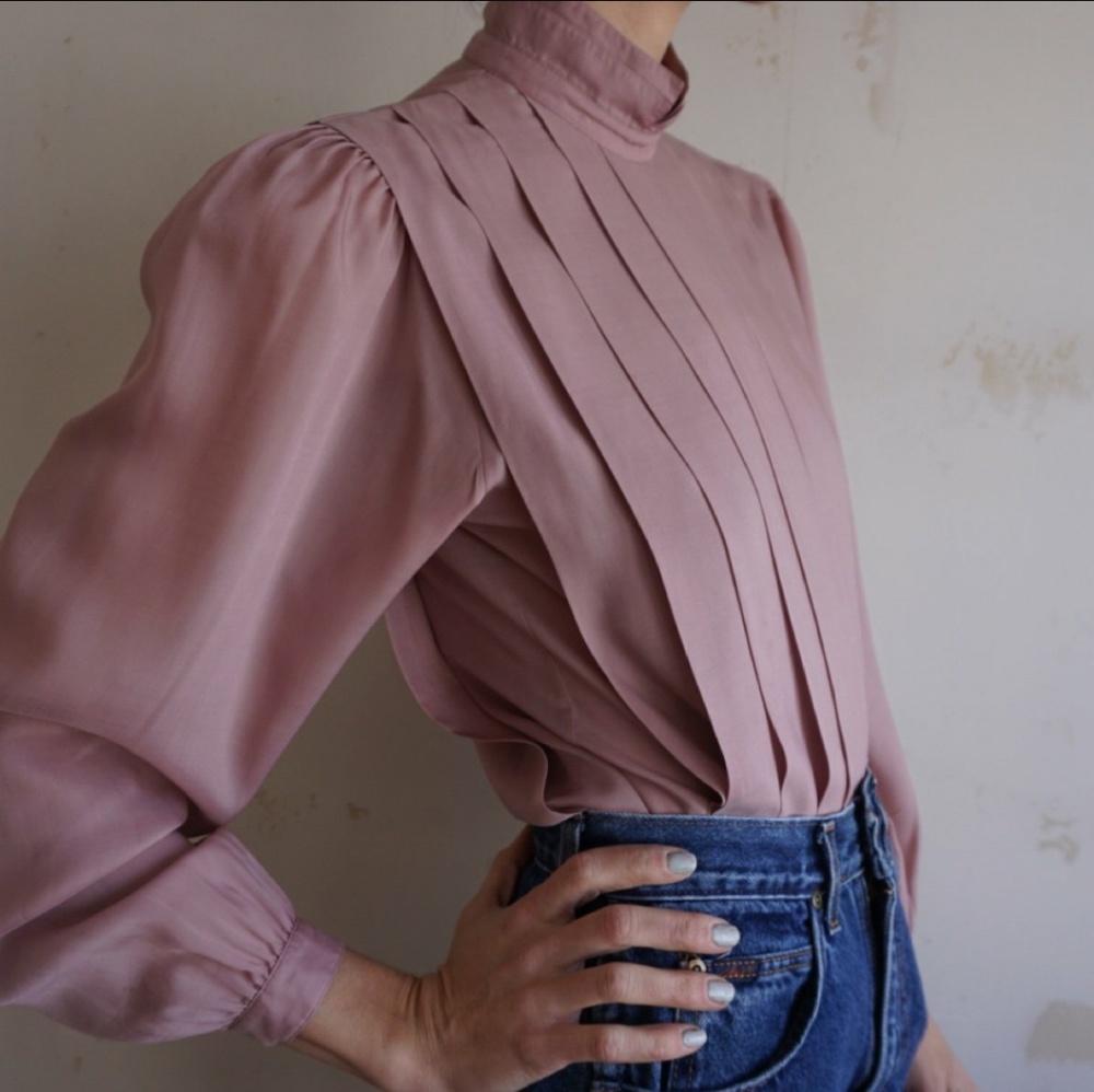 🚫SOLD🚫Gorgeous Vintage mauve pleated blouse 🌸💐